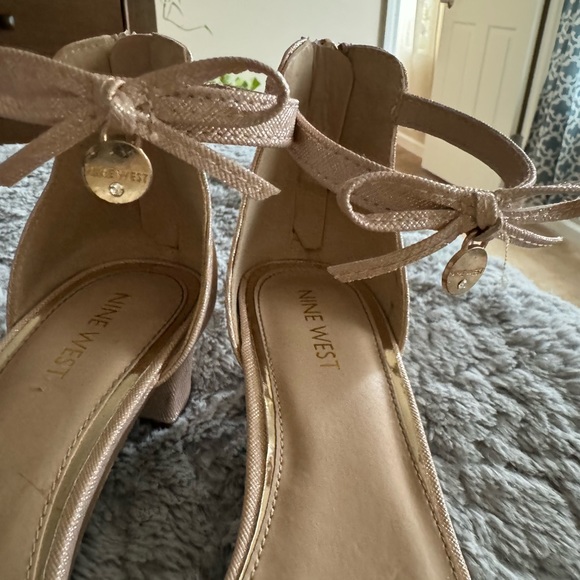 Girls Nine West champagne dress shoes size 4, excellent condition. Worn once. - Picture 4 of 13